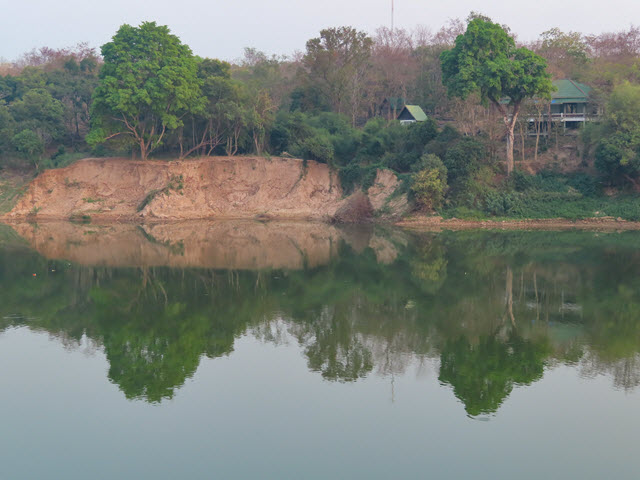 Khong Chiam 月河 Moon River