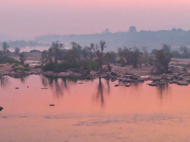 Khong Chiam 雙色河展望台大清早景色