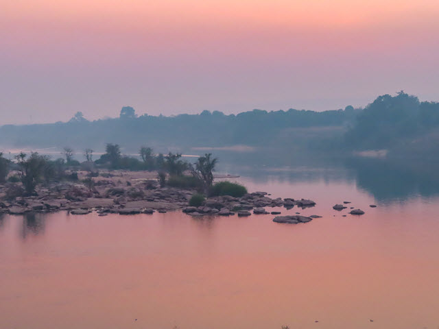 Khong Chiam 雙色河展望台大清早景色