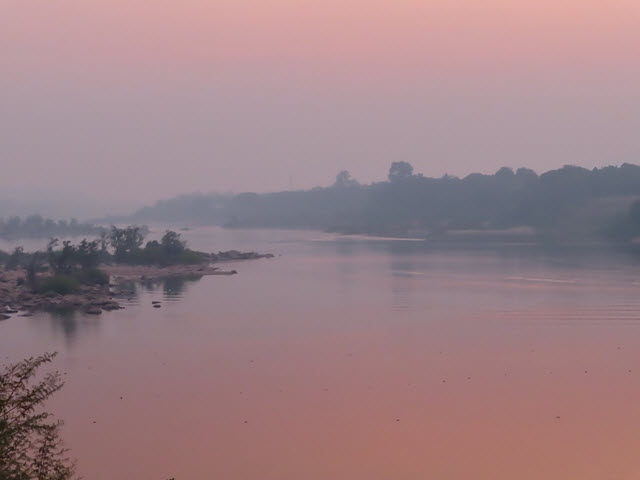 Khong Chiam 雙色河展望台大清早景色