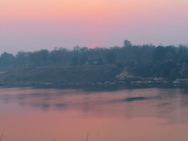 Khong Chiam 雙色河展望台欣賞日出