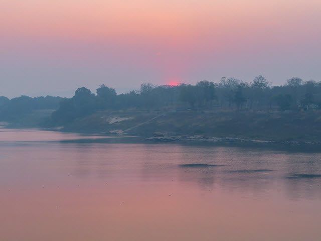 Khong Chiam 雙色河展望台欣賞日出