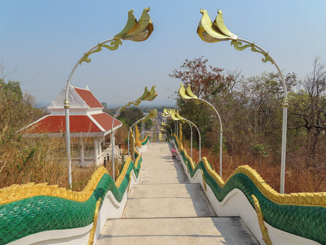 Wat Tham Heo Sin Cha 步行返 Khong Chiam 巴士站