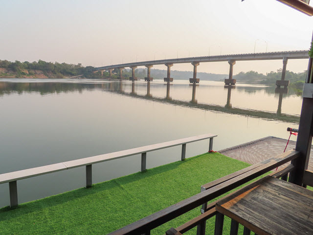 Khong Chiam 月河上 แพลำโขง 船屋餐廳