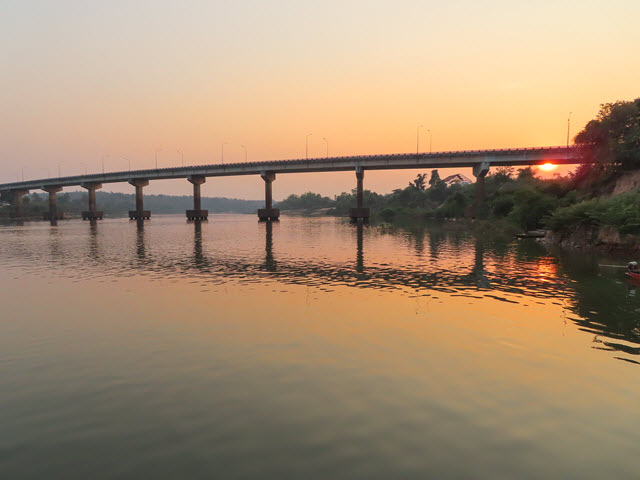 Khong Chiam 月河日落