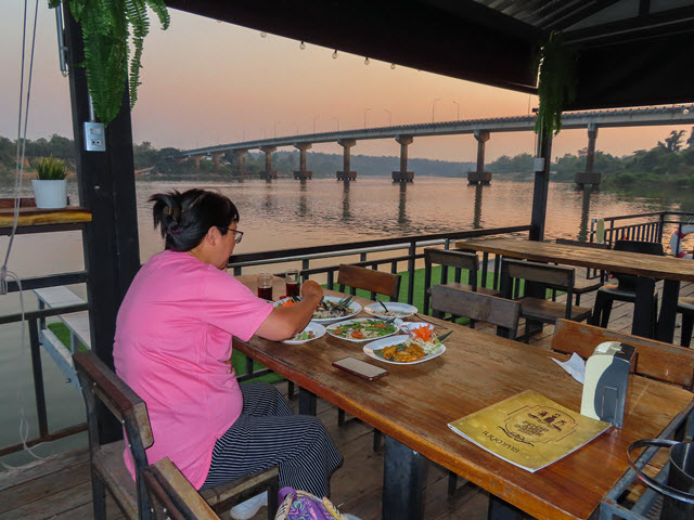 Khong Chiam 月河上 แพลำโขง 船屋餐廳