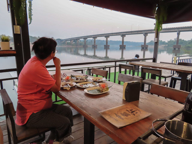 Khong Chiam 月河上 แพลำโขง 船屋餐廳